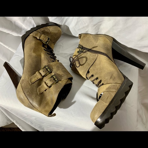 Donald J. Pliner leather heeled boots . - Picture 5 of 10